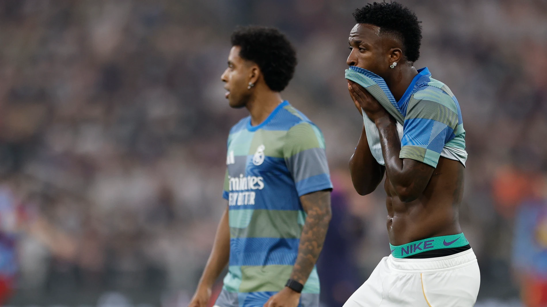 YEDA (ARABIA SAUDÍ), 11/01/2026.- Los jugadores brasileños del Real Madrid, Vinicius Jr. y Rodrygo, durante el calentamiento previo al encuentro de la final de la Supercopa de España entre el FC Barcelona y el Real Madrid, este domingo en el estadio Ciudad Deportiva del Rey Abdalá de Yeda (Arabia Saudí). EFE/ Kai Försterling