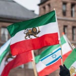 La bandera del le&oacute;n y sol, con siglos de historia y caracter&iacute;stica de Persia, fue sustituida en 1979 tras la Revoluci&oacute;n Isl&aacute;mica en Ir&aacute;n