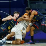 Tavares intenta hacerse con el balón en presencia de Kostadinov y Shannon Evans