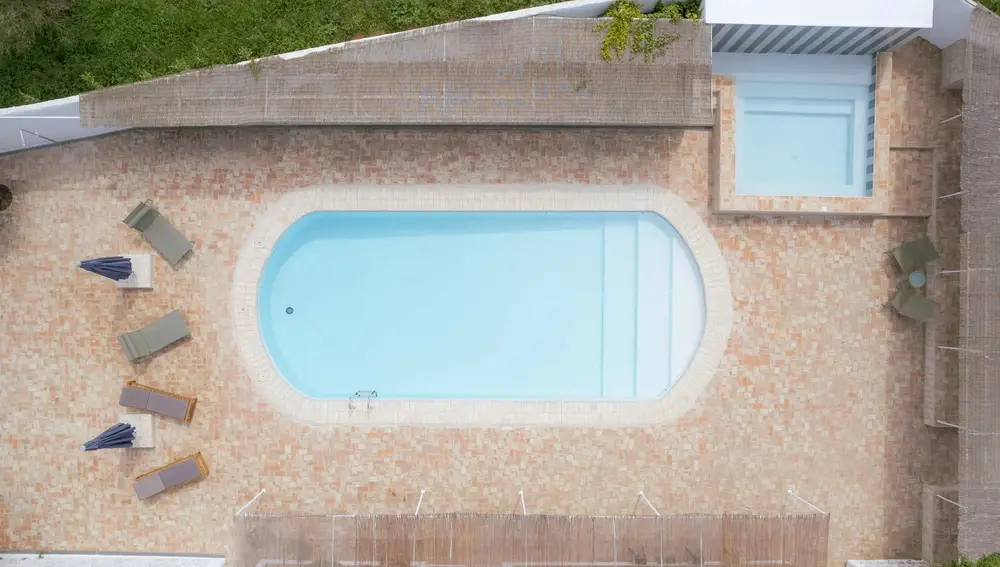 El hotel cuenta con varias piscinas diseminadas por la finca