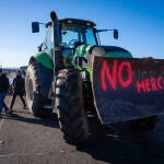 Los agricultores catalanes mantienen activos los cortes de carreteras en v&iacute;as como la AP-7
