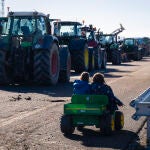 Los agricultores catalanes mantienen activos los cortes de carreteras en v&iacute;as como la AP-7