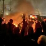 Esta captura de pantalla de un video que circula en redes sociales muestra a manifestantes bailando y celebrando alrededor de una hoguera mientras salen a las calles a pesar de la intensificaci&oacute;n de la represi&oacute;n, mientras la Rep&uacute;blica Isl&aacute;mica permanece aislada del resto del mundo