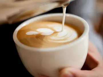 Un nutricionista advierte sobre los riesgos de tomar café a primera hora de la mañana: "Para eso está el cortisol" Un nutricionista advierte sobre los riesgos de tomar café a primera hora de la mañana: "Para eso está el cortisol"