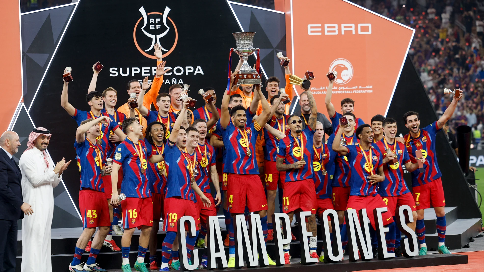 YEDA (ARABIA SAUDÍ), 11/01/2026.- Los jugadores del FC Barcelona levantan el trofeo de campeón tras la final de la Supercopa de España entre el FC Barcelona y el Real Madrid, este domingo en el estadio Ciudad Deportiva del Rey Abdalá de Yeda (Arabia Saudí). EFE/ Kai Försterling