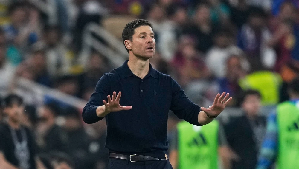 El comentado gesto de Xabi Alonso a sus jugadores cuando el Barcelona ha recibido el trofeo de campeón de la Supercopa