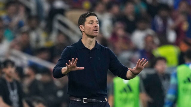 Real Madrid's head coach Xabi Alonso gestures during the Spanish Super Cup final soccer match against FC Barcelona at King Abdullah Sports City Stadium in Jeddah, Saudi Arabia, Sunday, Jan. 11, 2026. (AP Photo/Altaf Qadri)