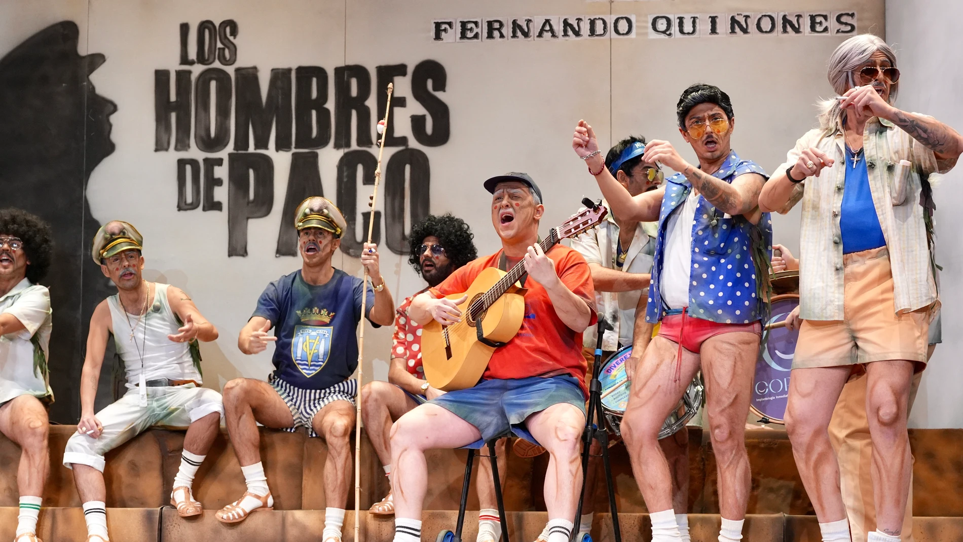 Cádiz, 11/01/2026.- Integrantes de la chirigota ´Los hombres de Paco´ durante su participación en el primer pase de preliminares del Concurso Oficial de agrupaciones del Carnaval de Cádiz que se celebra hoy domingo en la ciudad gaditana. EFE/Román Ríos.