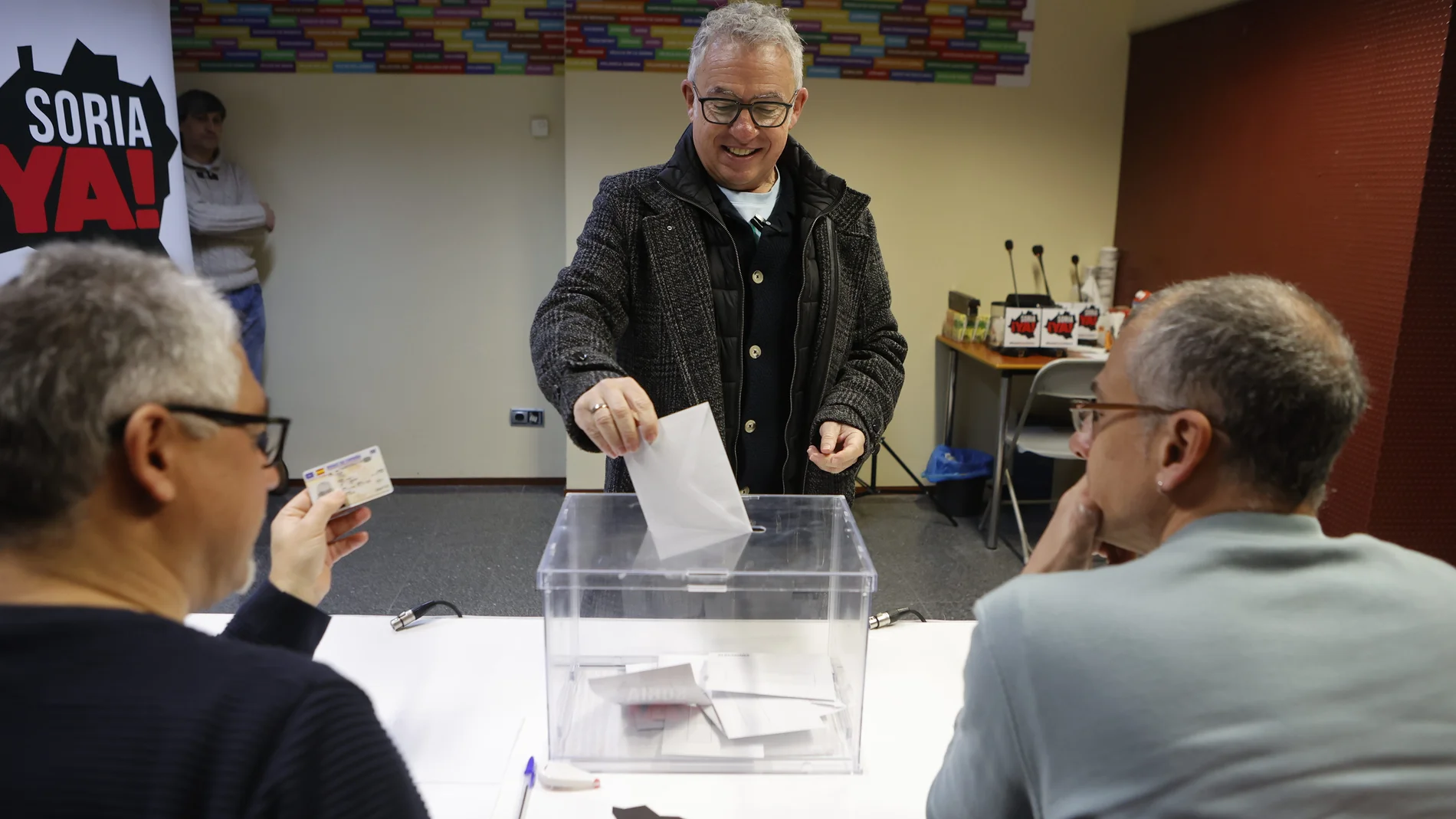 Ángel Ceña deposita su voto