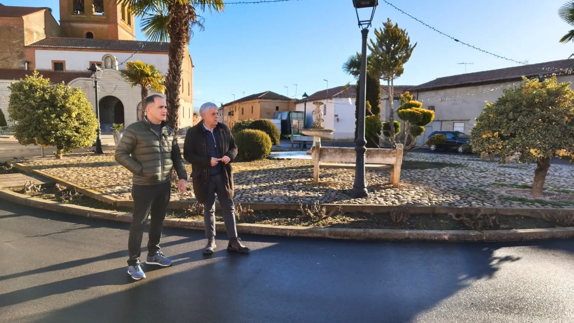 El delegado territorial, Eduardo Diego, visita las intervenciones de mejora de infraestructuras urbanas en Villaquejida (León)