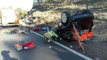 Sucesos.-Muere una persona y otras dos resultan heridas graves un accidente de tr&aacute;fico en Mora de Rubielos (Teruel)