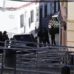 Atrincherado un hombre en el interior de su vivienda en Camas