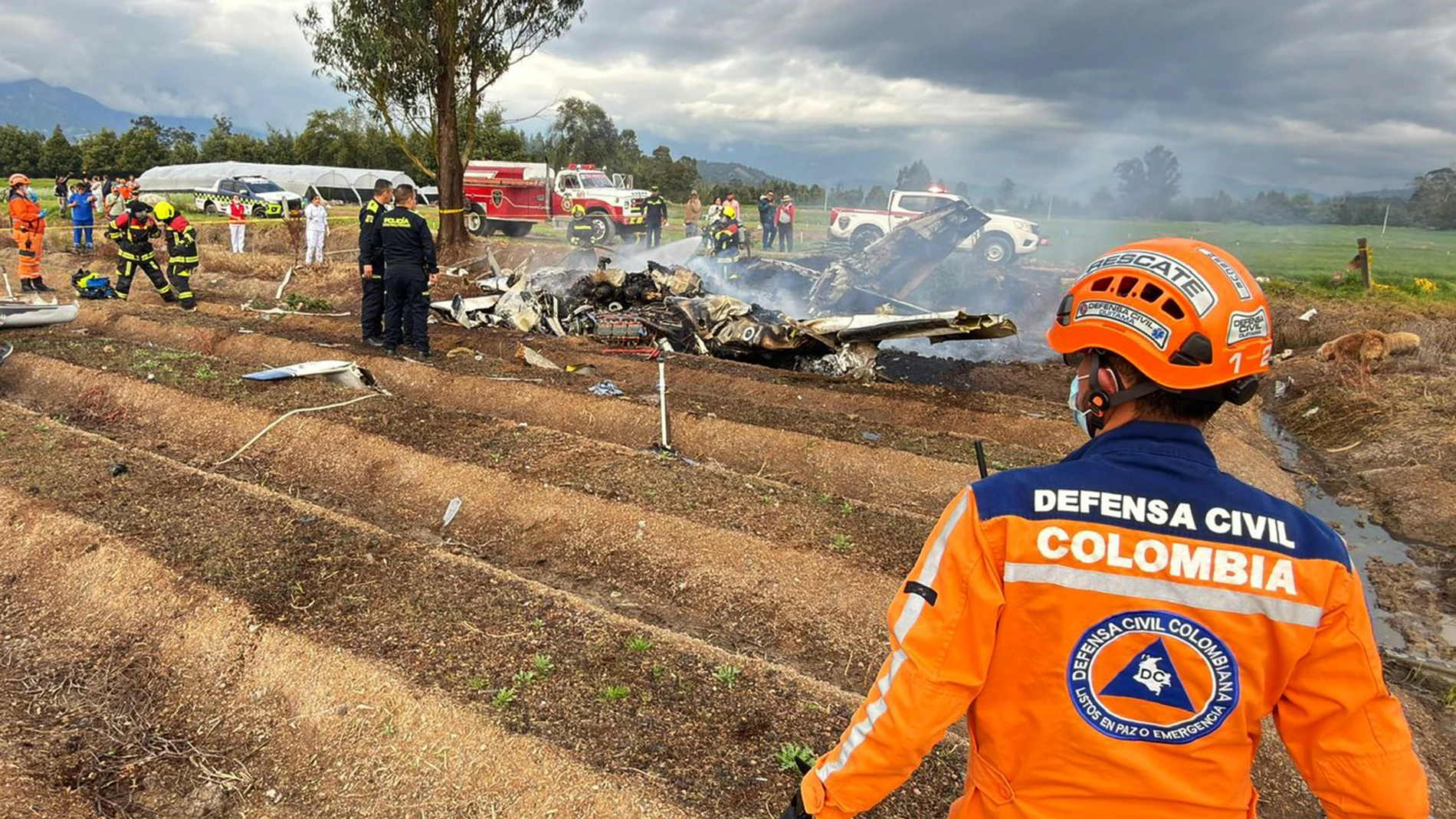 AME4119. BOYACÁ (COLOMBIA), 10/01/2026.- Fotografía publicada en la cuenta de X @DefensaCivilCo de la Defensa Civil de Colombia que muestra a integrantes de varios equipos de socorro atendiendo el accidente de una avioneta este sábado, en zona rural del departamento de Boyacá (Colombia). El cantante colombiano Yeison Jiménez, uno de los principales exponentes de la música popular del país, murió al accidentarse la avioneta en la que viajaba, informaron las autoridades. EFE/ Defensa Civil de C...