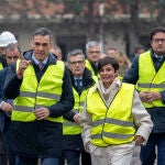 S&aacute;nchez asiste a la demolici&oacute;n de los primeros edificios de los antiguos cuarteles de Campamento