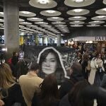 Un grupo de personas sostiene una pancarta con la foto de Roc&iacute;o San Miguel, una de las liberadas en Venezuela, en el Aeropuerto Adolfo Su&aacute;rez Madrid Barajas. Los cinco presos espa&ntilde;oles liberados en Venezuela llegaron a Madrid el viernes en un vuelo procedente de Bogot&aacute;.
