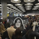 Un grupo de personas sostiene una pancarta con la foto de Rocío San Miguel, una de las liberadas en Venezuela, en el Aeropuerto Adolfo Suárez Madrid Barajas. Los cinco presos españoles liberados en Venezuela llegaron a Madrid el viernes en un vuelo procedente de Bogotá.