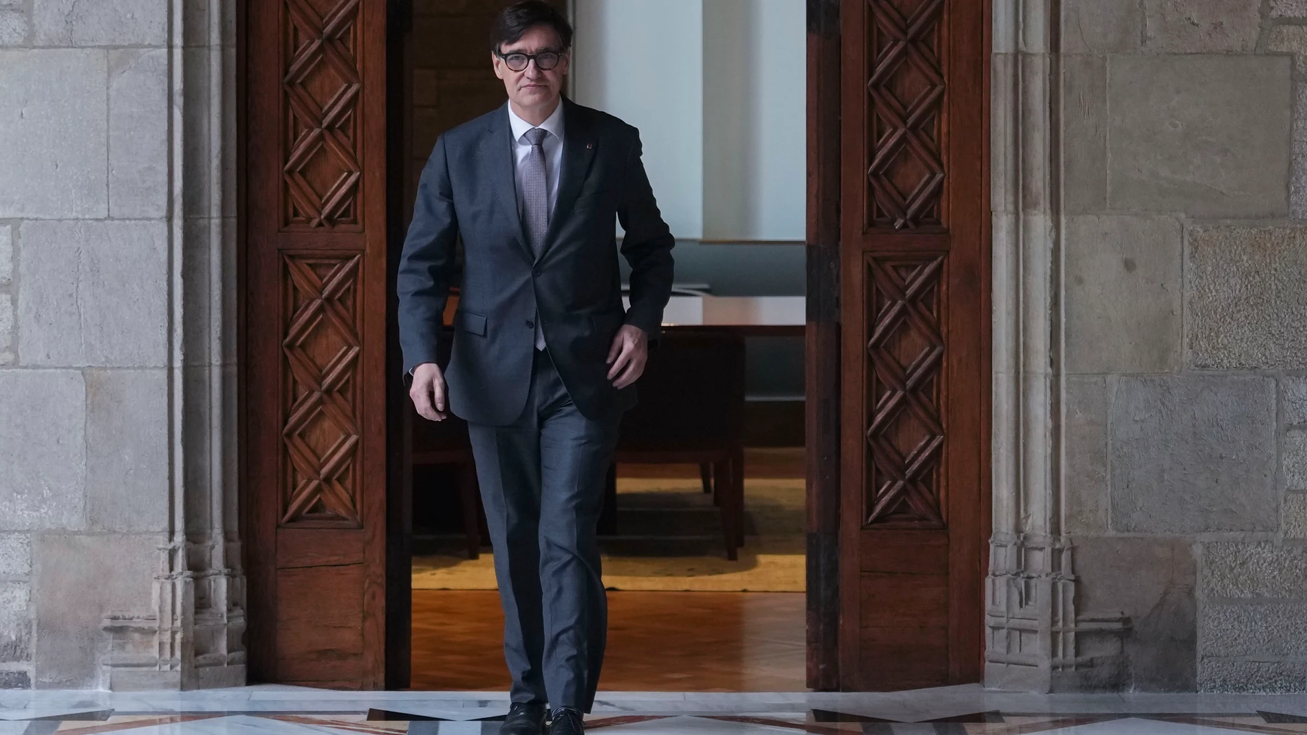 GRAFCAT6461. BARCELONA (ESPAÑA), 12/01/2026.-El presidente de la Generalitat, Salvador Illa se dirige a recibir al ministro de Transportes, Óscar Puente (d), al inicio de la reunión que han mantenido este lunes antes de presentar empresa mixta que operará los servicios ferroviarios de cercanías y regionales en Cataluña, participada en un 49,9 % por la Generalitat y en un 50,1 % por Renfe.EFE/ Enric Fontcuberta