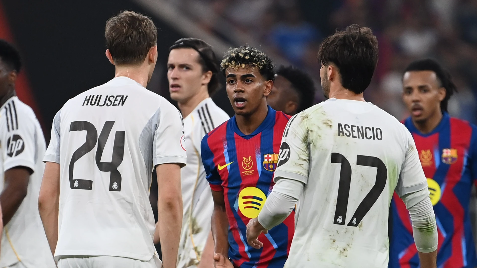 Jeddah (Saudi Arabia), 11/01/2026.- Barcelona's Lamine Yamal (C) argues with Real Madrid's Dean Huijsen (L) during the Spanish Super Cup final soccer match between FC Barcelona and Real Madrid in Jeddah, Saudi Arabia, 11 January 2026. (Arabia Saudita) EFE/EPA/STRINGER