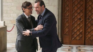 GRAFCAT6461. BARCELONA (ESPA&Ntilde;A), 12/01/2026.-El presidente de la Generalitat, Salvador Illa (i), y el ministro de Transportes, &Oacute;scar Puente (d), al inicio de la reuni&oacute;n que han mantenido este lunes antes de presentar empresa mixta que operar&aacute; los servicios ferroviarios de cercan&iacute;as y regionales en Catalu&ntilde;a, participada en un 49,9 % por la Generalitat y en un 50,1 % por Renfe.EFE/ Enric Fontcuberta 
