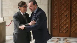 El presidente de la Generalitat, Salvador Illa y el ministro de Transportes, Óscar Puente presentarn la empresa mixta que operará los servicios ferroviarios de cercanías y regionales en Cataluña GRAFCAT6461. BARCELONA (ESPAÑA), 12/01/2026.-El presidente de la Generalitat, Salvador Illa (i), y el ministro de Transportes, Óscar Puente (d), al inicio de la reunión que han mantenido este lunes antes de presentar empresa mixta que operará los servicios ferroviarios de cercanías y regionales en Cataluña, participada en un 49,9 % por la Generalitat y en un 50,1 % por Renfe.EFE/ Enric Fontcuberta