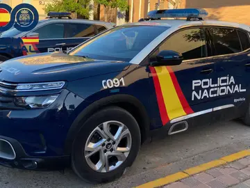 Coche de la Policía Nacional. Coche de la Policía Nacional. REMITIDA / HANDOUT por POLICÍA NACIONAL Fotografía remitida a medios de comunicación exclusivamente para ilustrar la noticia a la que hace referencia la imagen, y citando la procedencia de la imagen en la firma 12/01/2026