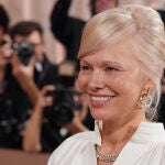 Pamela Anderson en los Globos de Oro 2026.