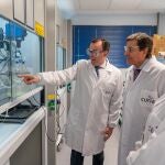 El consejero de Econom&iacute;a y Hacienda y portavoz, Carlos Fern&aacute;ndez Carriedo, visita las instalaciones de la empresa biofarmac&eacute;utica Curia Spain, acompa&ntilde;ado del director Jos&eacute; Mar&iacute;a Mart&iacute;nez