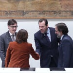 El ministro &Oacute;scar Puente y la consellera S&iacute;lvia Paneque se dan la mano tras la firma del acuerdo para crear Rodalies de Catalunya, junto al presidente de la Generalitat, Salvador Illa, y el presidente de Renfe, &Aacute;lvaro Fern&aacute;ndez.