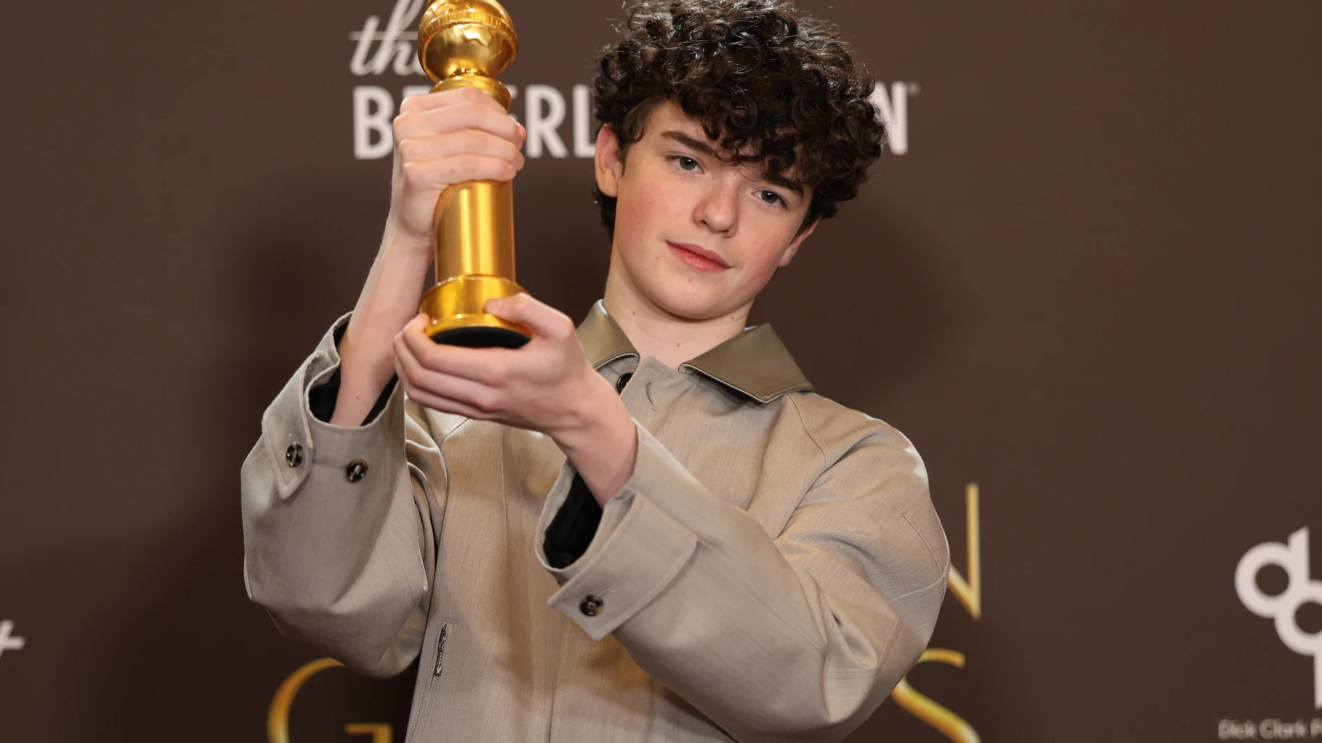 AME4464. LOS ÁNGELES (ESTADOS UNIDOS), 11/01/2026.- El actor británico Owen Cooper posa en la sala de prensa con el premio a la mejor interpretación masculina de reparto en televisión por 'Adolescencia' en la ceremonia anual de los Globos de Oro este domingo, en el Hotel Beverly Hilton en Los Ángeles (Ca, EE.UU.). EFE/ Octavio Guzmán