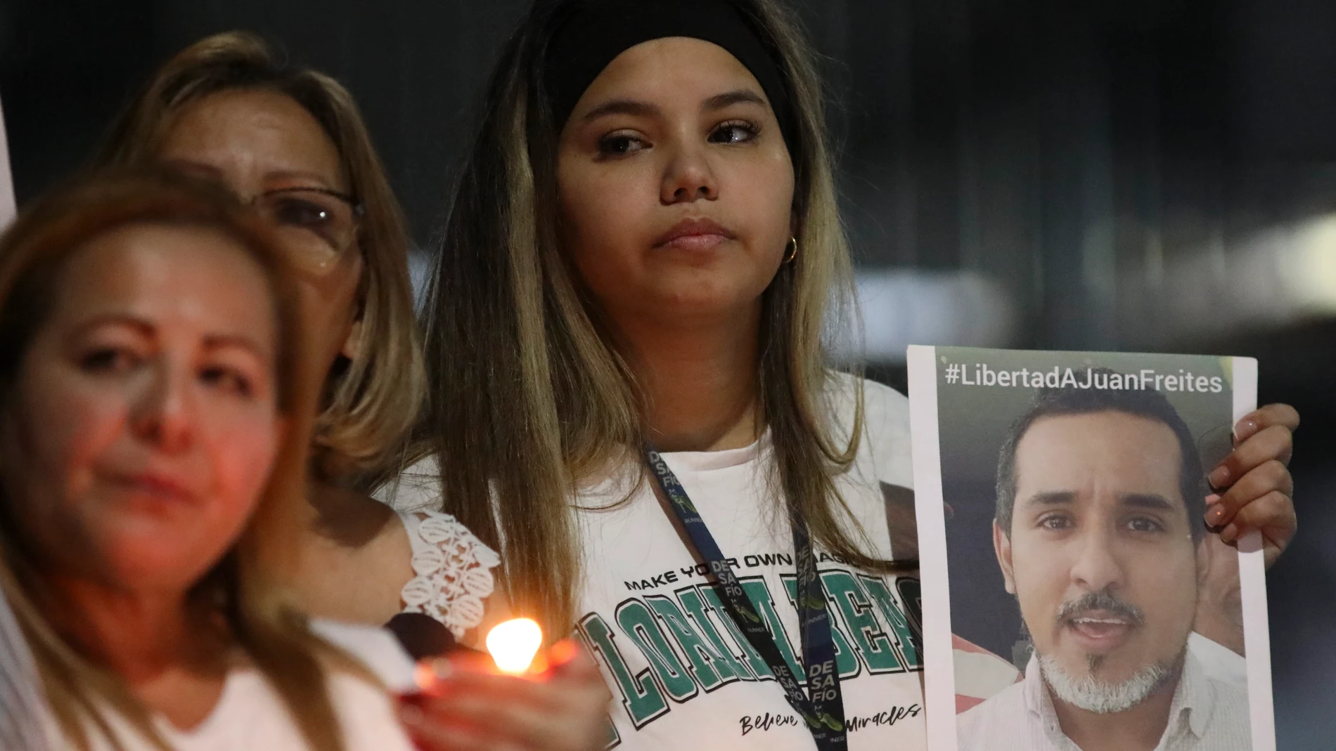 AME4496. CARACAS (VENEZUELA), 11/01/2026.- Familiares de presos políticos en Venezuela participan en una vigilia afuera de El Helicoide este domingo, en Caracas (Venezuela). EFE/ STR