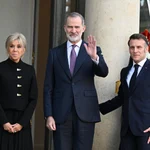 French President Emmanuel Macron, right, and his wife Brigitte Macron welcome Spain's King Felipe VI, Tuesday, Jan. 13, 2026 at the Elysee Palace in Paris.