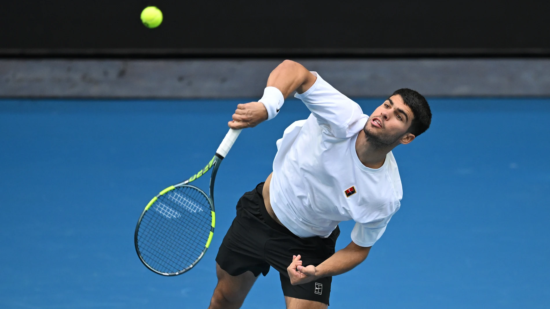 13 January 2026, Australia, Melbourne: Spanish tennis player Carlos Alcaraz in action during a practise session ahead of the Australian Open tennis tournament at Melbourne Park. Photo: James Ross/AAP/dpa 13/01/2026 ONLY FOR USE IN SPAIN