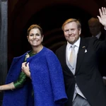 El abrigo joya azul de Máxima de Holanda.