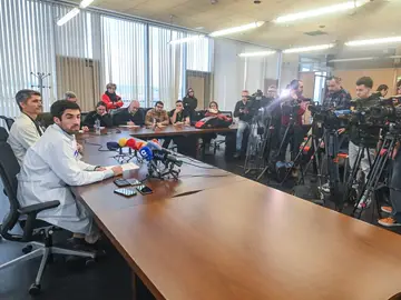 El gerente del Hospital Universitario de Burgos, Carlos Cartón (I), y el jefe del servicio de Oncología del HUBU, Enrique Lastras (D), ofrecen una rueda de prensa para explicar el error que causó la muerte de dos pacientes El gerente del Hospital Universitario de Burgos, Carlos Cartón (I), y el jefe del servicio de Oncología del HUBU, Enrique Lastras (D), ofrecen una rueda de prensa para explicar el error que causó la muerte de dos pacientes