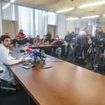 El gerente del Hospital Universitario de Burgos, Carlos Cartón (I), y el jefe del servicio de Oncología del HUBU, Enrique Lastras (D), ofrecen una rueda de prensa para explicar el error que causó la muerte de dos pacientes