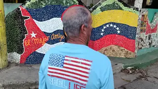 Cuba afronta su máxima tensión con EE.UU. en décadas sumida en su peor crisis AME4898. LA HABANA (CUBA), 13/01/2026.- Fotografía del 10 de enero de 2026 que muestra a una persona usando una prensa de vestir con la bandera de Estados Unidos, en La Habana (Cuba). Cuba llega a su momento de mayor tensión con EE.UU. en décadas en la peor situación nacional desde que triunfó la revolución en 1959, en donde se solapan y retroalimentan las crisis económica, energética, sanitaria, migratoria, social y política. EFE/ Ernesto Mastrascusa