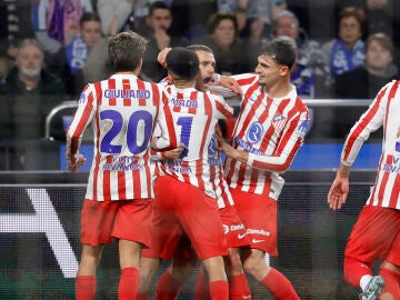 A CORU&Ntilde;A , 13/01/2026.- El delantero del Atl&eacute;tico de Madrid Antoine Griezmann (c) celebra junto a sus compa&ntilde;eros tras marcar el 0-1 durante el partido de octavos de final de la Copa del Rey entre el Deportivo y el Atl&eacute;tico de Madrid, este martes en el estadio de Riazor. EFE/ Cabalar 