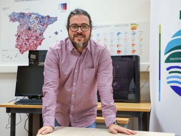 SANTIAGO DE COMPOSTELA, 13/01/2026.- Adri&aacute;n Regos, coordinador del grupo de Ecolog&iacute;a del Paisaje de la Misi&oacute;n Biol&oacute;gica de Galicia (MBG), durante una entrevista a EFE en Santiago. En Galicia, la comunidad m&aacute;s afectada este a&ntilde;o por los incendios forestales junto a Castilla y Le&oacute;n, el CSIC desarrolla un modelo pionero en Espa&ntilde;a que permitir&aacute;, al identificar las zonas m&aacute;s favorables a aprovechamientos agroforestales como la viticultura o los casta&ntilde;os, una gesti&oacute;n m&aacute;s "inteligente" del territorio...