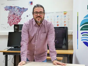 Galicia estrena en España un mapa de "paisajes inteligentes" ante los incendios forestales SANTIAGO DE COMPOSTELA, 13/01/2026.- Adrián Regos, coordinador del grupo de Ecología del Paisaje de la Misión Biológica de Galicia (MBG), durante una entrevista a EFE en Santiago. En Galicia, la comunidad más afectada este año por los incendios forestales junto a Castilla y León, el CSIC desarrolla un modelo pionero en España que permitirá, al identificar las zonas más favorables a aprovechamientos agroforestales como la viticultura o los castaños, una gestión más "inteligente" del territorio...