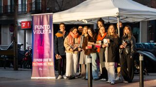 Nuevas Generaciones del PP instala un "punto violeta" frente a la sede ...