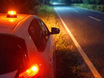 En plena polémica por las balizas V16, esta sigue siendo válida según la DGT y ahora baja casi un 50% Baliza V16