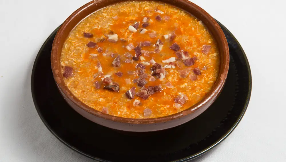 Imagen de archivo de sopa de ajo con tacos de jamón