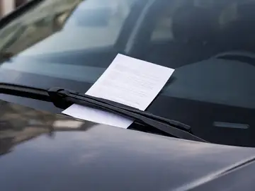 La Policía advierte de una nueva estafa con falsas multas y códigos QR en parabrisas La Policía advierte de una nueva estafa con falsas multas y códigos QR en parabrisas