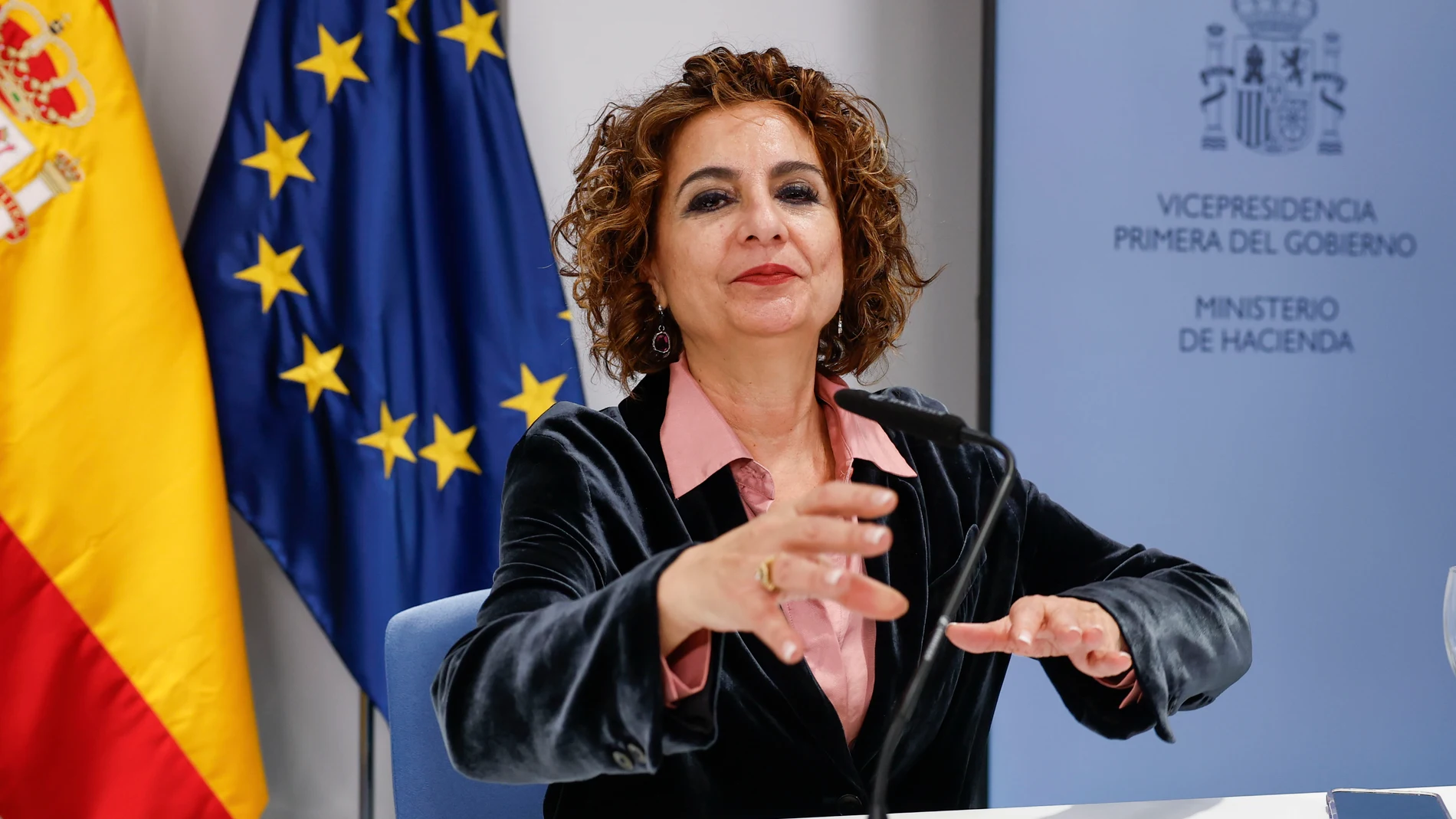 MADRID, 14/01/2026.- La vicepresidenta primera del Gobierno y ministra de Hacienda, María Jesús Montero, durante la rueda de prensa que ha ofrecido tras presidir este martes en Madrid el Consejo de Política Fiscal y Financiera (CPFF). EFE/ J.J.Guillen