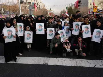 Personas sostienen carteles del líder supremo iraní, el ayatolá Alí Jamenei, durante el funeral de un grupo de miembros de las fuerzas de seguridad que murieron durante las protestas antigubernamentales en Teherán Personas sostienen carteles del líder supremo iraní, el ayatolá Alí Jamenei, durante el funeral de un grupo de miembros de las fuerzas de seguridad que murieron durante las protestas antigubernamentales en Teherán