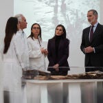 Los Reyes visitan en Valencia el proyecto para recuperar las fotograf&iacute;as de la dana 