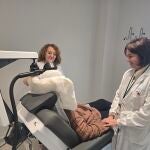 La paciente durante una sesi&oacute;n de estimulaci&oacute;n magn&eacute;tica transcraneal en el Hospital Universitario 12 de Octubre, en Madrid