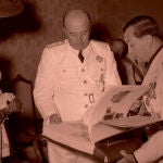 1953. Visita de Franco a Vitoria. El gobernador civil, Mart&iacute;n Ballesteros, le entrega un &aacute;lbum de la labor realizada en su mandato