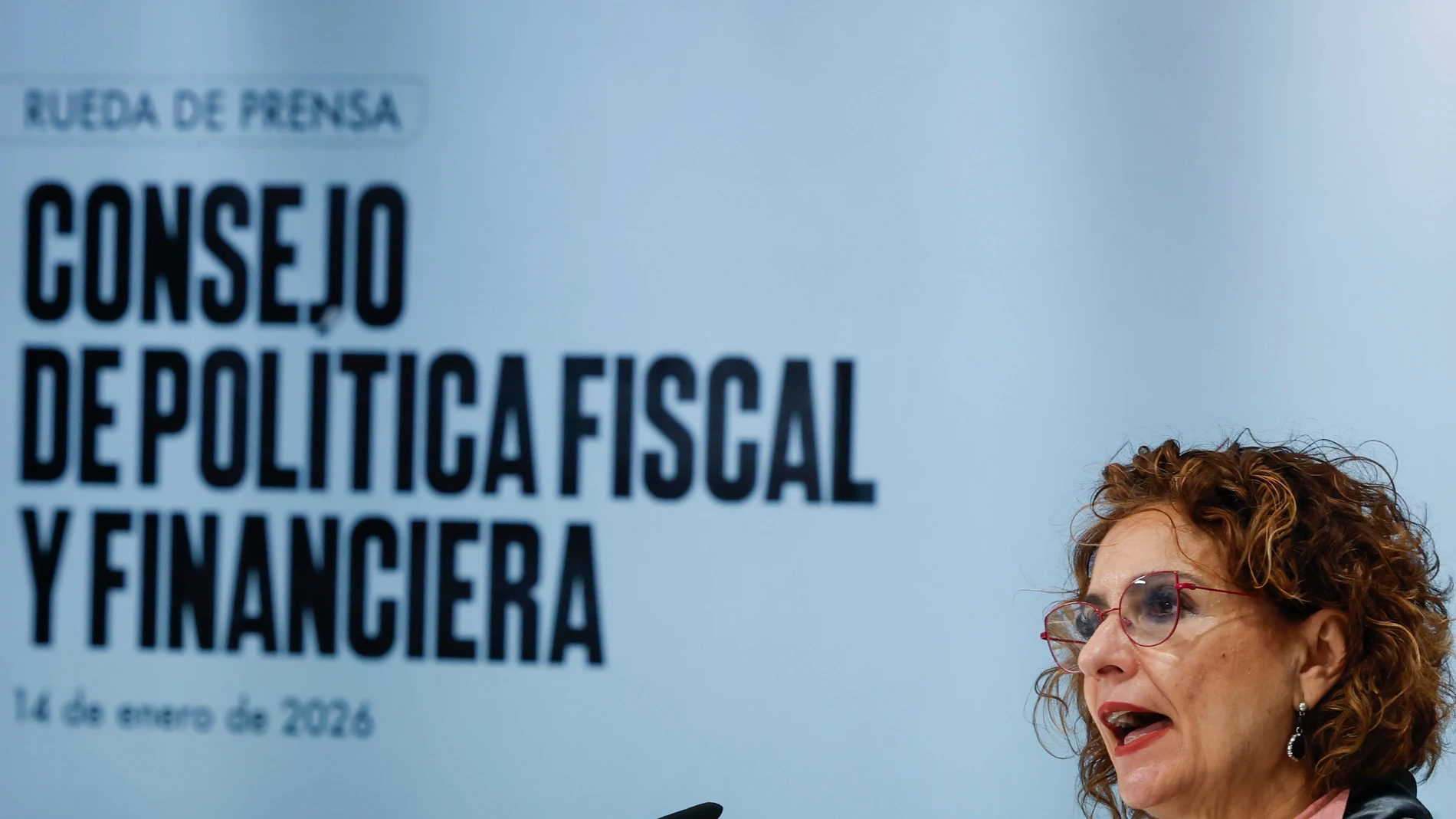 MADRID, 14/01/2026.- La vicepresidenta primera del Gobierno y ministra de Hacienda, María Jesús Montero, durante la rueda de prensa que ha ofrecido tras presidir este martes en Madrid el Consejo de Política Fiscal y Financiera (CPFF). EFE/ J.J.Guillen