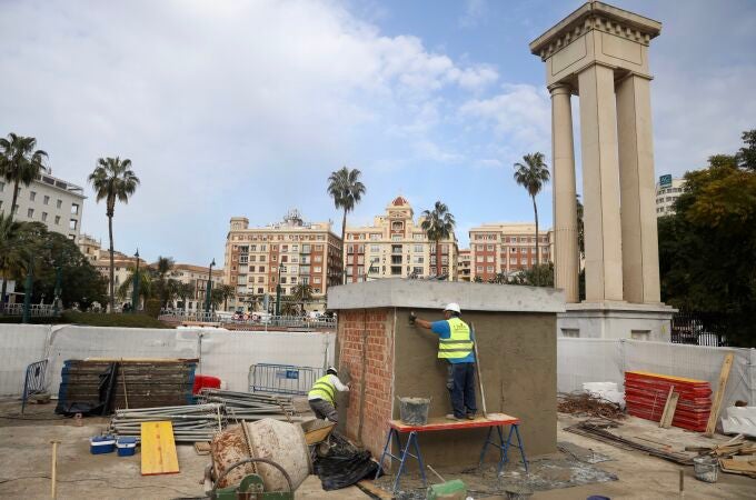 El Puerto de Málaga se ampara en la ley para instalar las polémicas esculturas gigantes